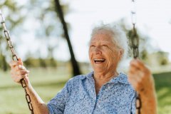 瑞典研究了1200位百岁老人：长寿者大多有这3个特点