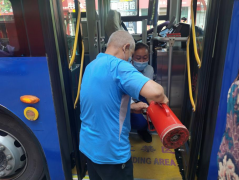 双向的温暖！78岁老人每天定点给公交司机送水…