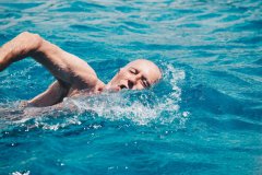 炎炎夏日，爱游泳的老年人请注意这6点健康提示
