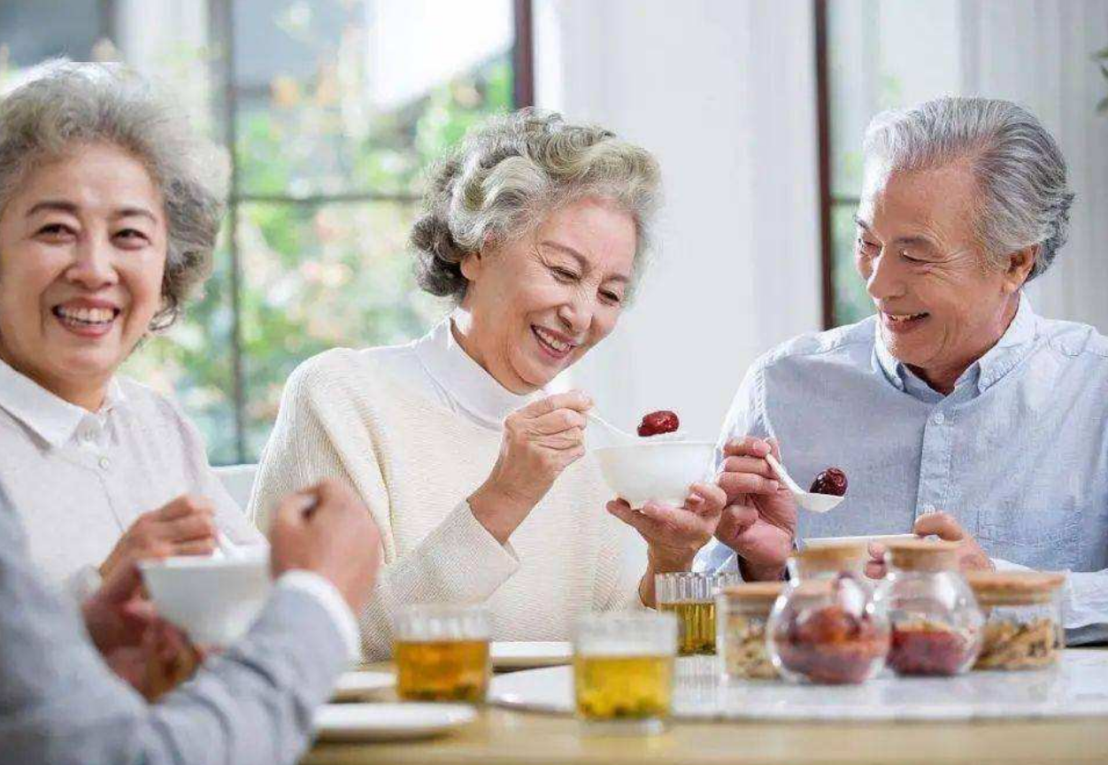 老年人吃饭服药应注意啥|健康社区
