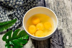 吃生鸡蛋更有营养吗？